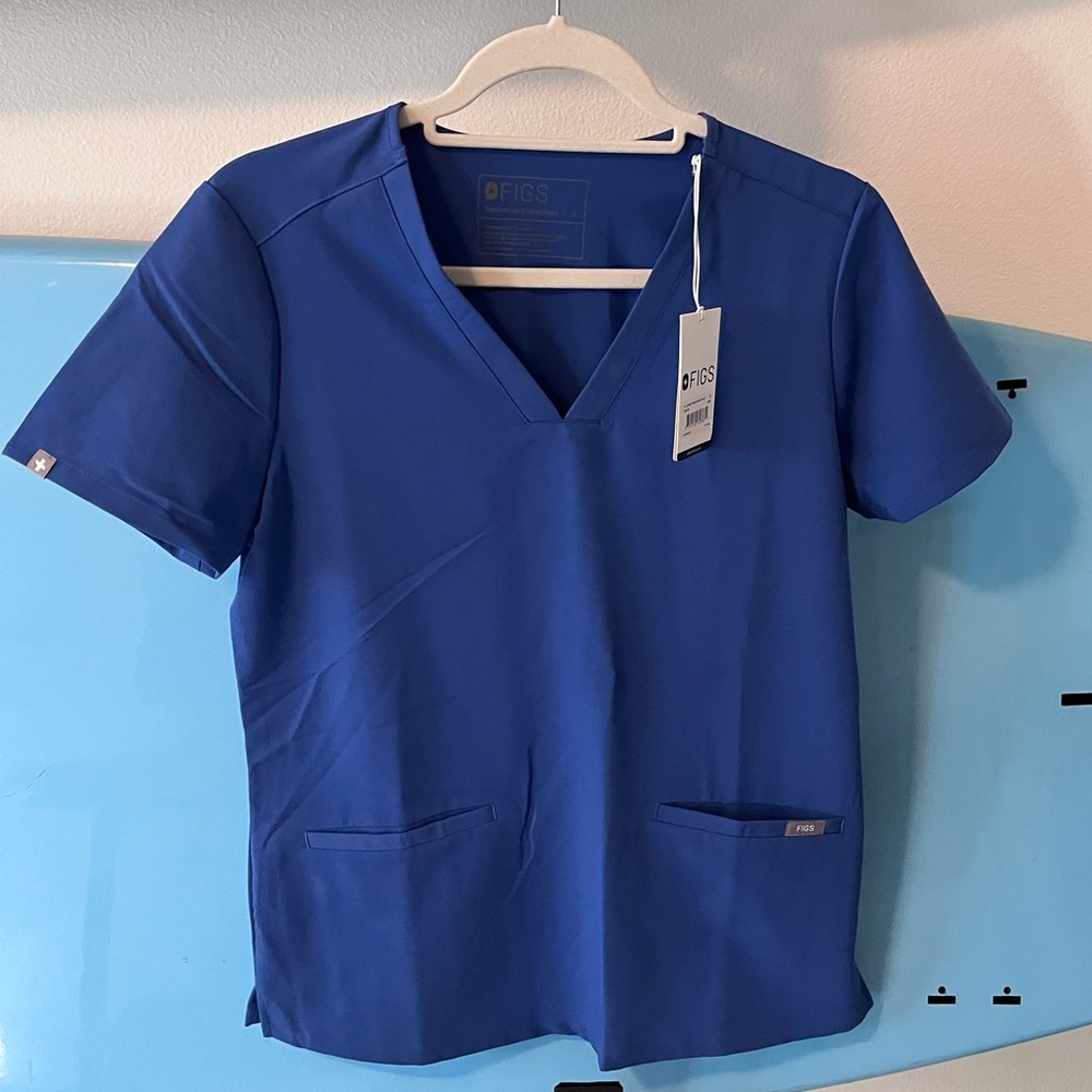 New figs casma three pocket scrub top
